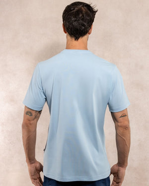 Camiseta antimanchas color azul claro para hombre talla regular algodón peruano marca DANTE foto espalda
