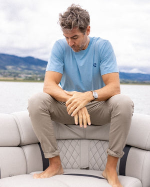 Camiseta antimanchas color azul claro para hombre talla regular algodón peruano marca DANTE foto lifestyle