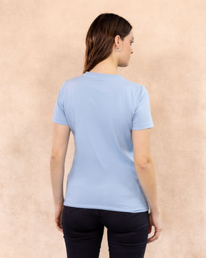 Camiseta antimanchas color azul claro para mujer talla regular algodón peruano marca DANTE foto espalda