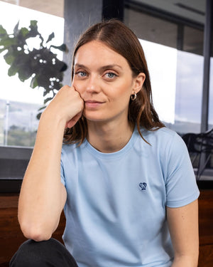 Camiseta antimanchas color azul claro para mujer talla regular algodón peruano marca DANTE foto lifestyle