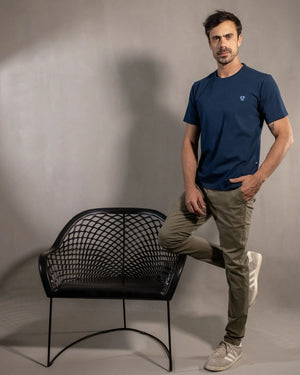 Camiseta antimanchas azul navy talla regular algodón peruano marca DANTE foto modelo completo