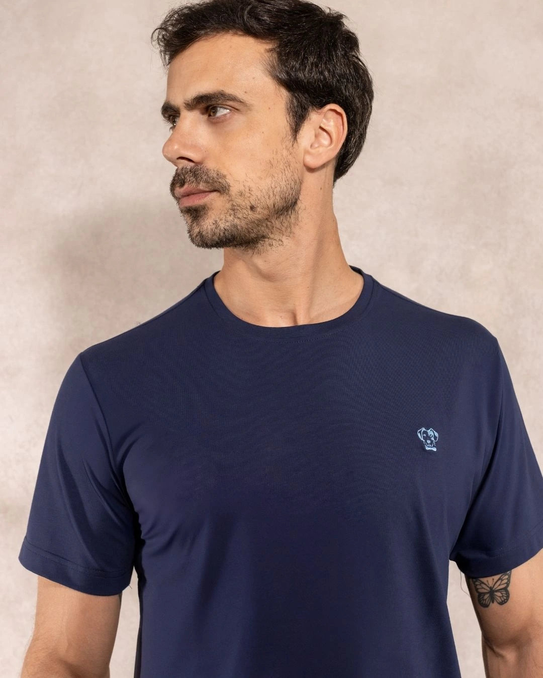 Camiseta antimanchas azul navy talla regular algodón peruano marca DANTE foto close