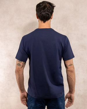 Camiseta antimanchas azul navy talla regular algodón peruano marca DANTE foto espaldas
