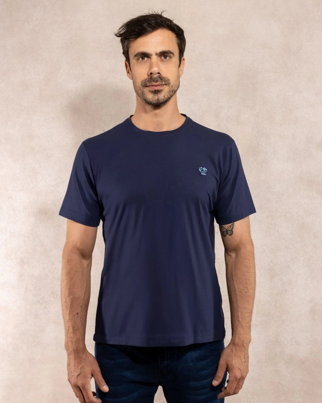 Camiseta antimanchas azul navy talla regular algodón peruano marca DANTE foto modelo