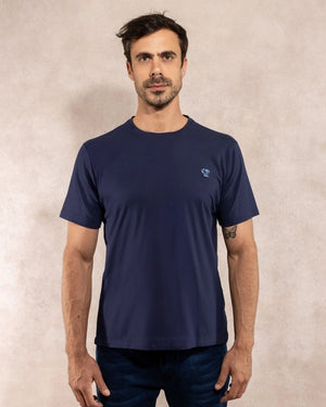 Camiseta antimanchas azul navy talla regular algodón peruano marca DANTE foto modelo