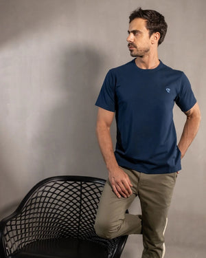 Camiseta antimanchas azul navy talla regular algodón peruano marca DANTE foto modelo
