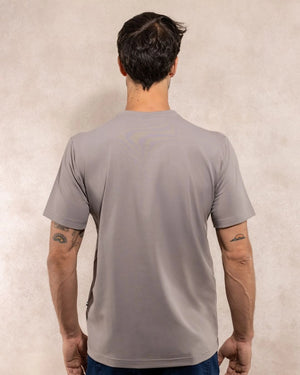 Camiseta antimanchas gris claro talla regular algodón peruano marca DANTE foto espalda