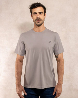 Camiseta antimanchas gris claro talla regular algodón peruano marca DANTE foto modelo