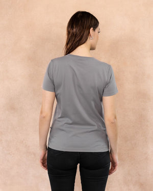 Camiseta antimanchas color gris claro para mujer talla regular algodón peruano marca DANTE foto espalda