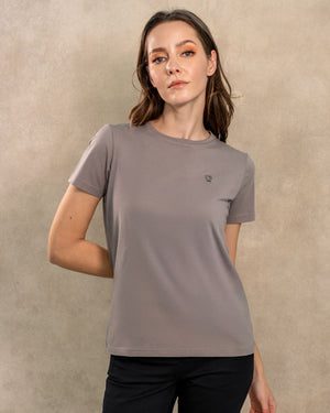 Camiseta antimanchas color gris claro para mujer talla regular algodón peruano marca DANTE foto modelo