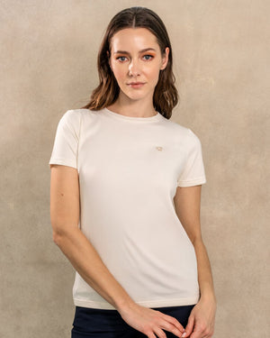 Camiseta antimanchas color ivory para mujer talla regular algodón peruano marca DANTE foto modelo