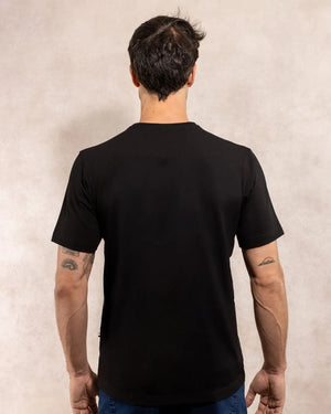 Camiseta antimanchas negra talla regular algodón peruano marca DANTE foto espalda