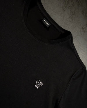 Camiseta antimanchas negra talla regular algodón peruano marca DANTE foto logo