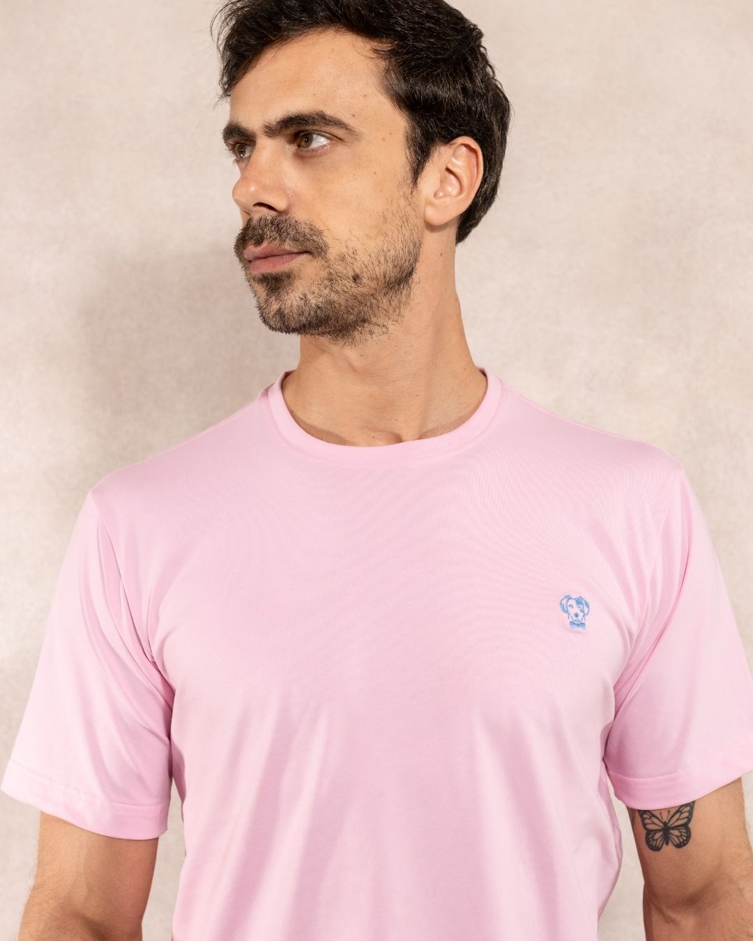 Camiseta antimanchas color rosado para hombre talla regular algodón peruano marca DANTE foto cerca