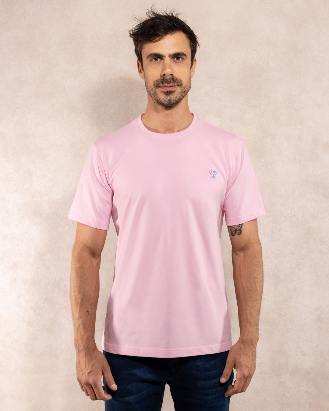 Camiseta antimanchas color rosado para hombre talla regular algodón peruano marca DANTE foto modelo