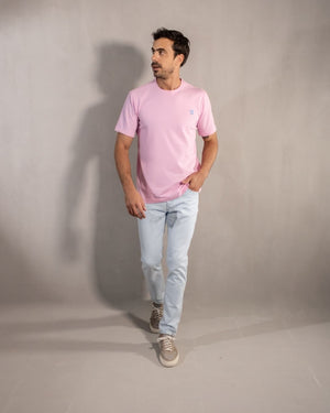 Camiseta antimanchas color rosado para hombre talla regular algodón peruano marca DANTE foto modelo 2