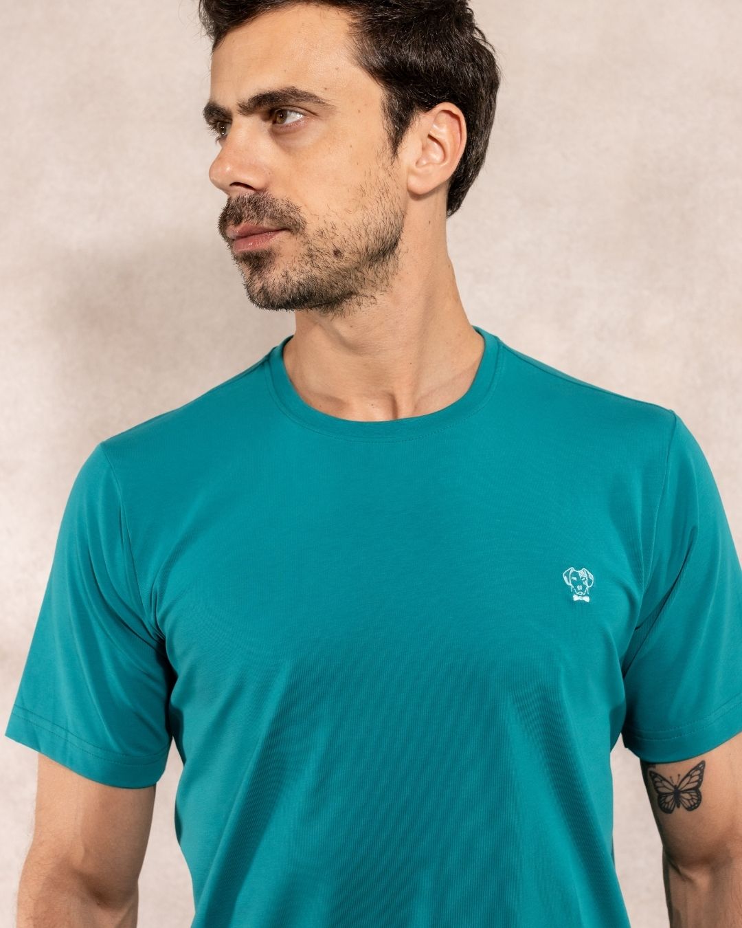 Camiseta antimanchas color verde esmeralda para hombre talla regular algodón peruano marca DANTE foto cerca
