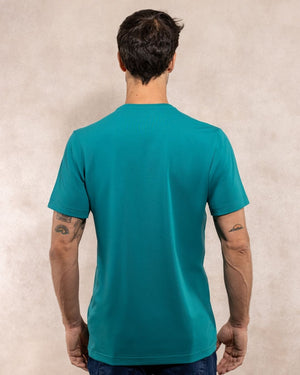Camiseta antimanchas color verde esmeralda para hombre talla regular algodón peruano marca DANTE foto espalda