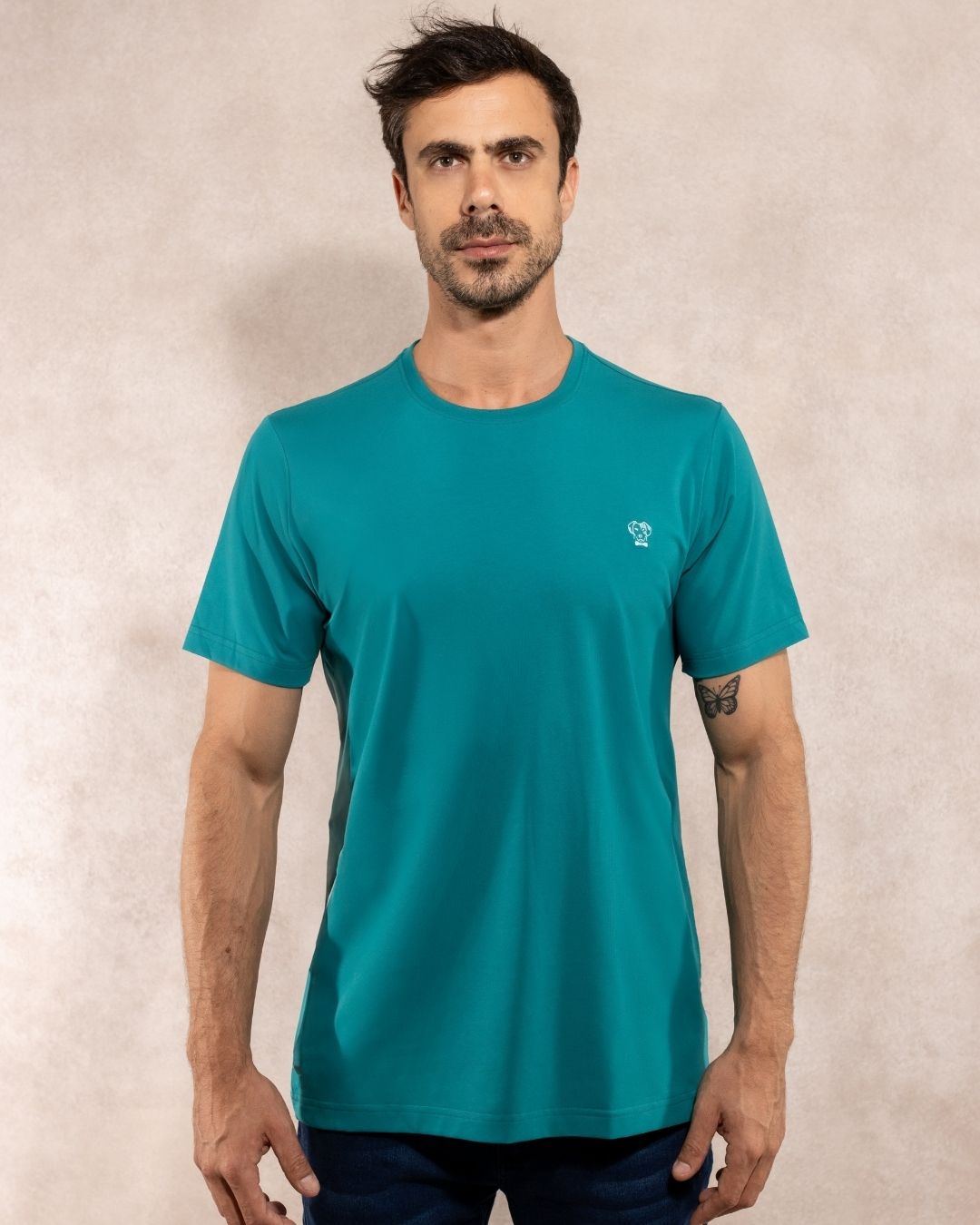 Camiseta antimanchas color verde esmeralda para hombre talla regular algodón peruano marca DANTE foto modelo
