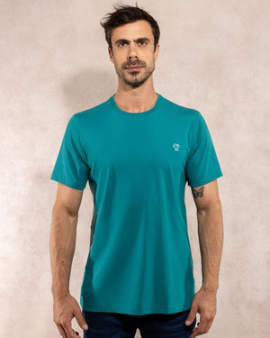 Camiseta antimanchas color verde esmeralda para hombre talla regular algodón peruano marca DANTE foto modelo