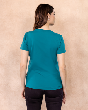 Camiseta antimanchas color verde esmeralda para mujer talla regular algodón peruano marca DANTE foto espalda