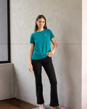 Camiseta antimanchas color verde esmeralda para mujer talla regular algodón peruano marca DANTE foto lifestyle