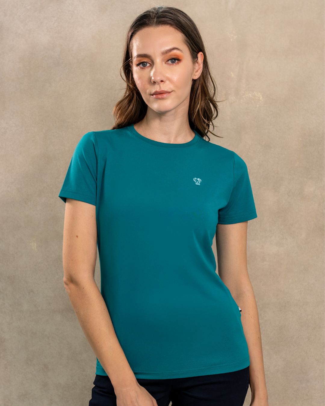 Camiseta antimanchas color verde esmeralda para mujer talla regular algodón peruano marca DANTE foto modelo
