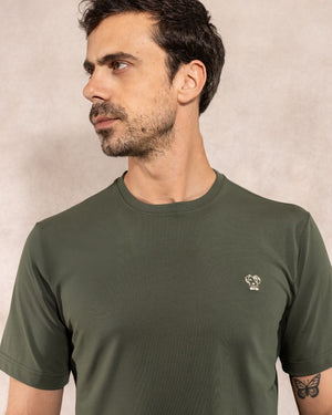 Camiseta antimanchas color verde militar para hombre talla regular algodón peruano marca DANTE foto cerca