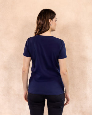 Camiseta antimanchas cuello en v color azul oscuro para mujer talla regular algodón peruano marca DANTE foto espalda