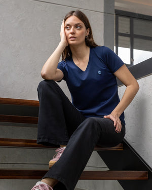 Camiseta antimanchas cuello en v color azul oscuro para mujer talla regular algodón peruano marca DANTE foto liestyle