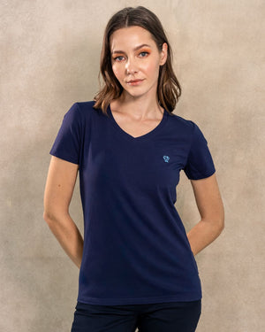 Camiseta antimanchas cuello en v color azul oscuro para mujer talla regular algodón peruano marca DANTE foto modelo