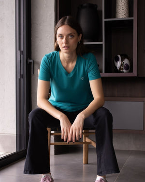 Camiseta antimanchas cuello en v color verde esmeralda para mujer talla regular algodón peruano marca DANTE foto lifestye