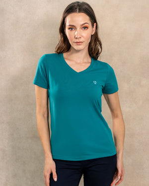 Camiseta antimanchas cuello en v color verde esmeralda para mujer talla regular algodón peruano marca DANTE foto modelo
