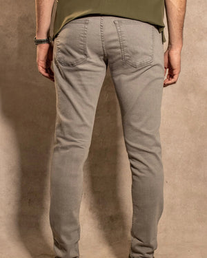 Jean Elástico Gris Claro para hombre marca DANTE ajustado foto espalda