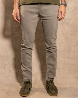 Jean Elástico Gris Claro para hombre marca DANTE ajustado foto modelo