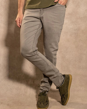 Jean Elástico Gris Claro para hombre marca DANTE ajustado foto modelo2