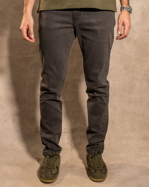 Jean Elástico Gris Oscuro para hombre marca DANTE ajustado foto modelo