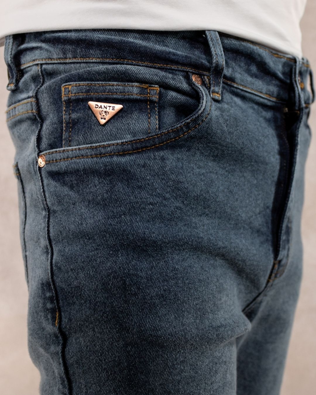 Jean elástico para hombre color azul Sky desgastado marca DANTE regular fit foto logo