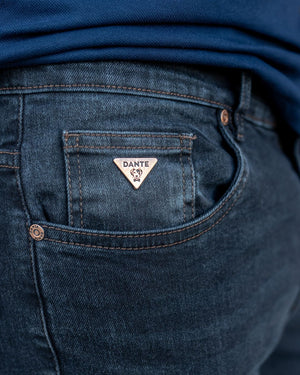 Jean elástico para hombre color azul dirty desgastado marca DANTE regular fit foto logo
