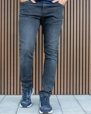 Jean elástico para hombre color azul dirty desgastado marca DANTE regular fit foto modelo