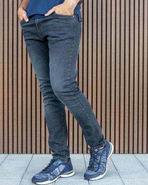 Jean elastico para hombre color azul dirty desgastado marca DANTE regular fit foto modelo 2