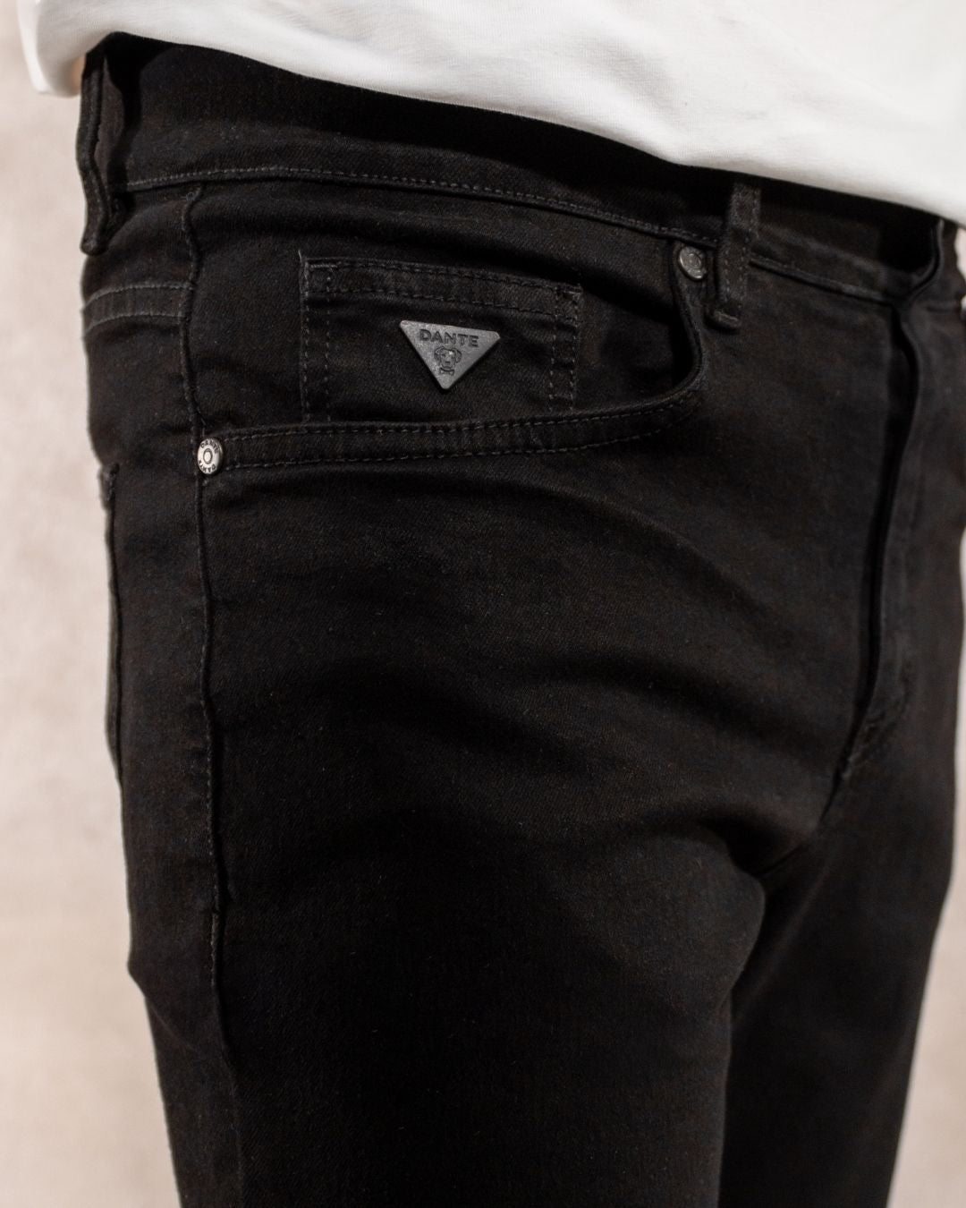 Jean elástico para hombre color negro marca DANTE regular fit foto logo
