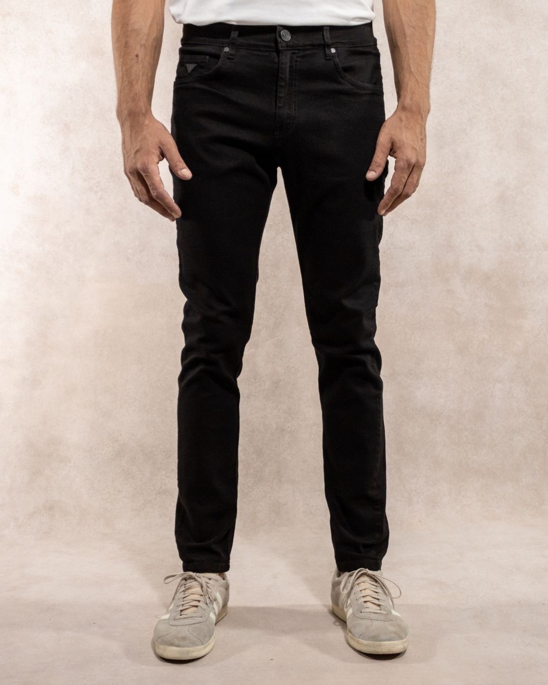 Jean elástico para hombre color negro marca DANTE regular fit foto modelo