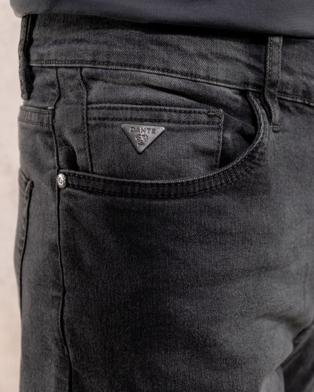 Jean elastico para hombre color negro phantom marca DANTE regular fit foto logo