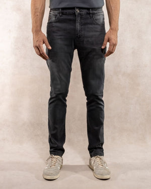 Jean elastico para hombre color negro phantom marca DANTE regular fit foto modelo