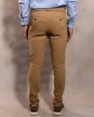 Pantalón Elástico Camel para hombre marca DANTE tallaje regular fit foto
espalda