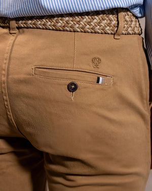 Pantalón Elástico Camel para hombre marca DANTE tallaje regular fit foto
logo