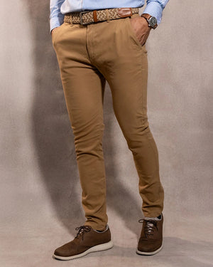 Pantalón Elástico Camel para hombre marca DANTE tallaje regular fit foto
modelo 2