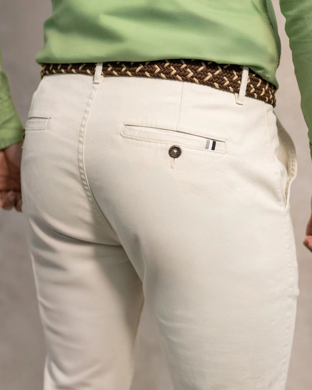 Pantalón elástico chino color marfil para hombre marca DANTE foto de cerca
