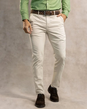 Pantalón elástico chino color marfil para hombre marca DANTE foto modelo